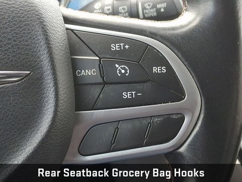 Used 2017 Chrysler Pacifica Touring-L image 27