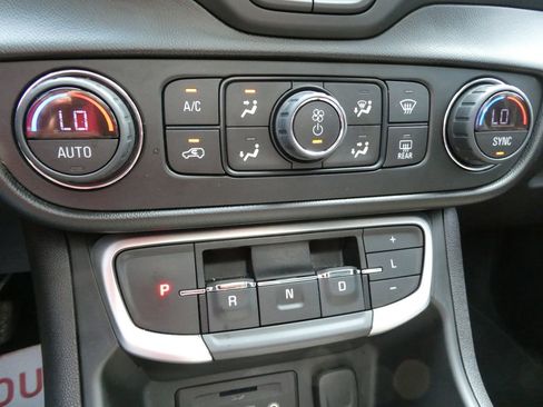 Certified 2022 GMC Terrain SLT AWD/4WD image 32