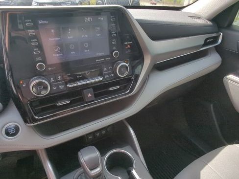 Used 2021 Toyota Highlander XLE AWD/4WD image 15