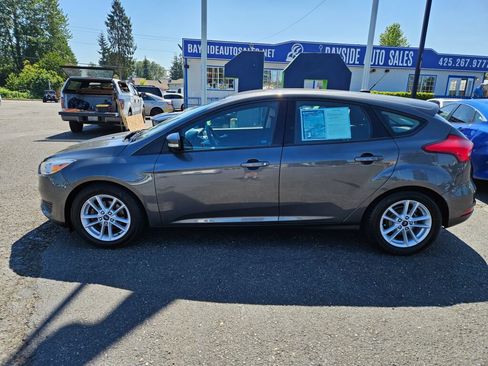 Used 2017 Ford Focus SE FWD image 2