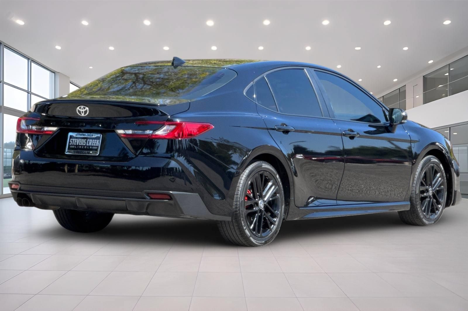 Used 2025 Toyota Camry SE FWD image 4