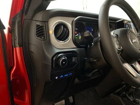 Used 2025 Jeep Wrangler Unlimited Sahara w/ Safety Group AWD/4WD image 35