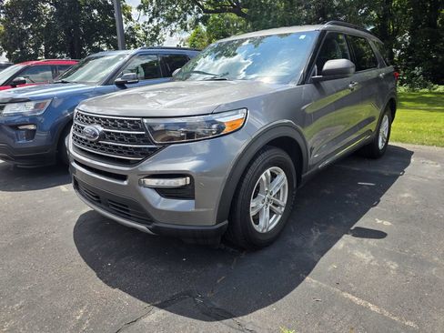 Used 2022 Ford Explorer XLT w/ Equipment Group 202A AWD/4WD image 2