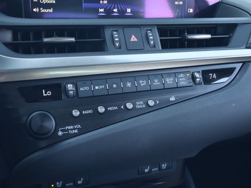 Used 2020 Lexus ES 300h w/ Premium Package FWD image 26