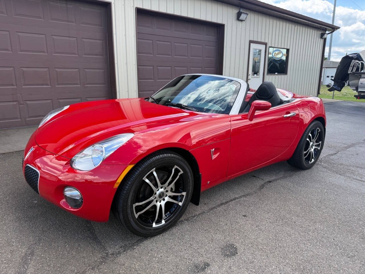 Used 2006 Pontiac Solstice Convertible w/ Premium Package RWD image 1