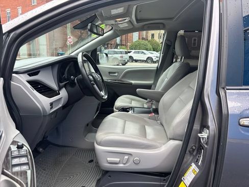 Used 2020 Toyota Sienna XLE FWD image 11