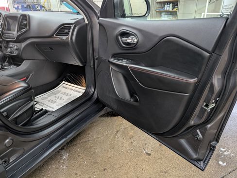 Used 2019 Jeep Cherokee Trailhawk w/ Comfort/Convenience Group image 6