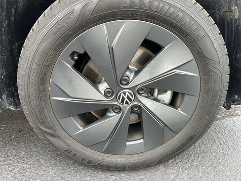 Certified 2025 Volkswagen Taos S image 27