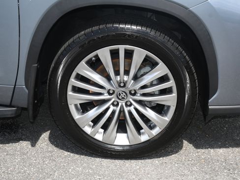 Used 2023 Toyota Highlander Platinum FWD image 24