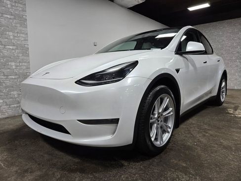 Used 2024 Tesla Model Y Long Range AWD/4WD image 5