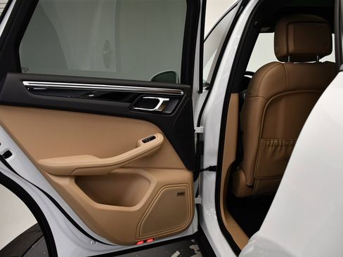 Used 2025 Porsche Macan image 36