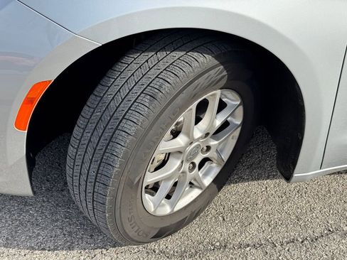 Used 2024 Chrysler Pacifica Touring-L image 34