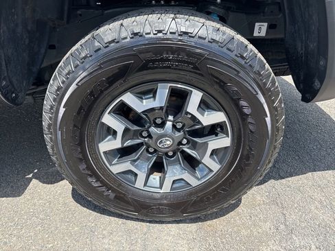 Used 2021 Toyota Tacoma TRD Off-Road w/ Technology Package AWD/4WD image 9