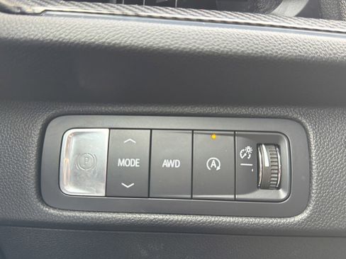 Used 2025 Chevrolet Traverse High Country image 26