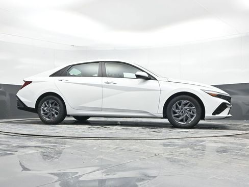 New 2026 Hyundai Elantra Hybrid FWD image 46