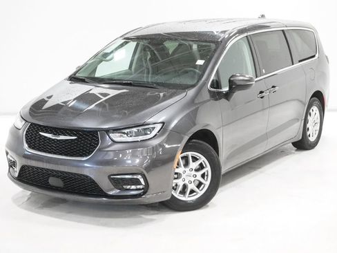 Used 2023 Chrysler Pacifica Touring-L image 2