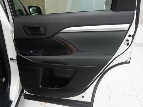 Used 2019 Toyota Highlander LE AWD/4WD image 30