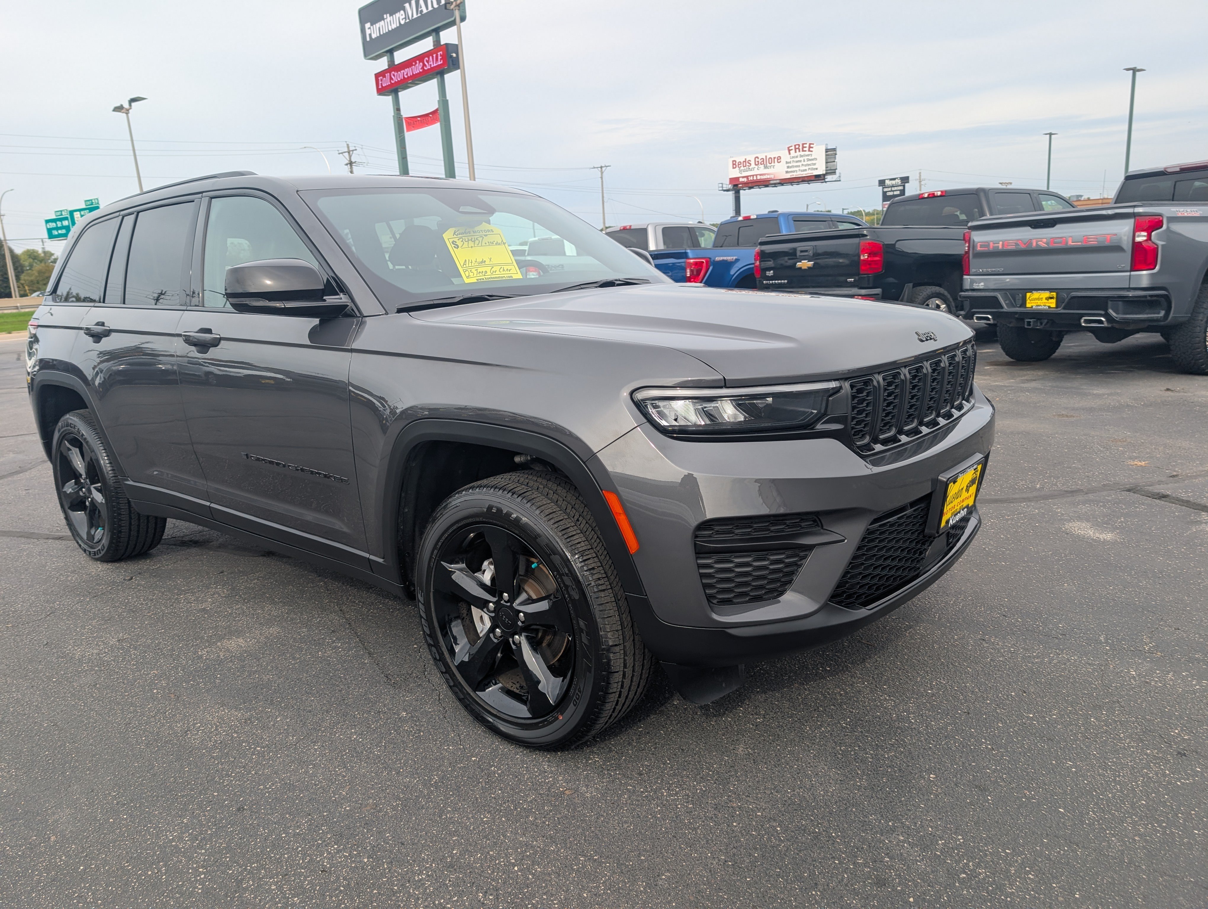 Used 2025 Jeep Grand Cherokee Altitude AWD/4WD image 2