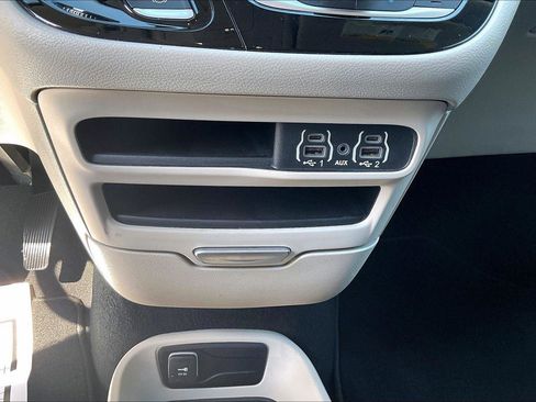 Used 2023 Chrysler Pacifica Touring-L FWD image 15