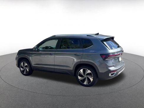 Used 2025 Volkswagen Taos SE image 9