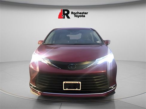 Used 2021 Toyota Sienna XLE image 1