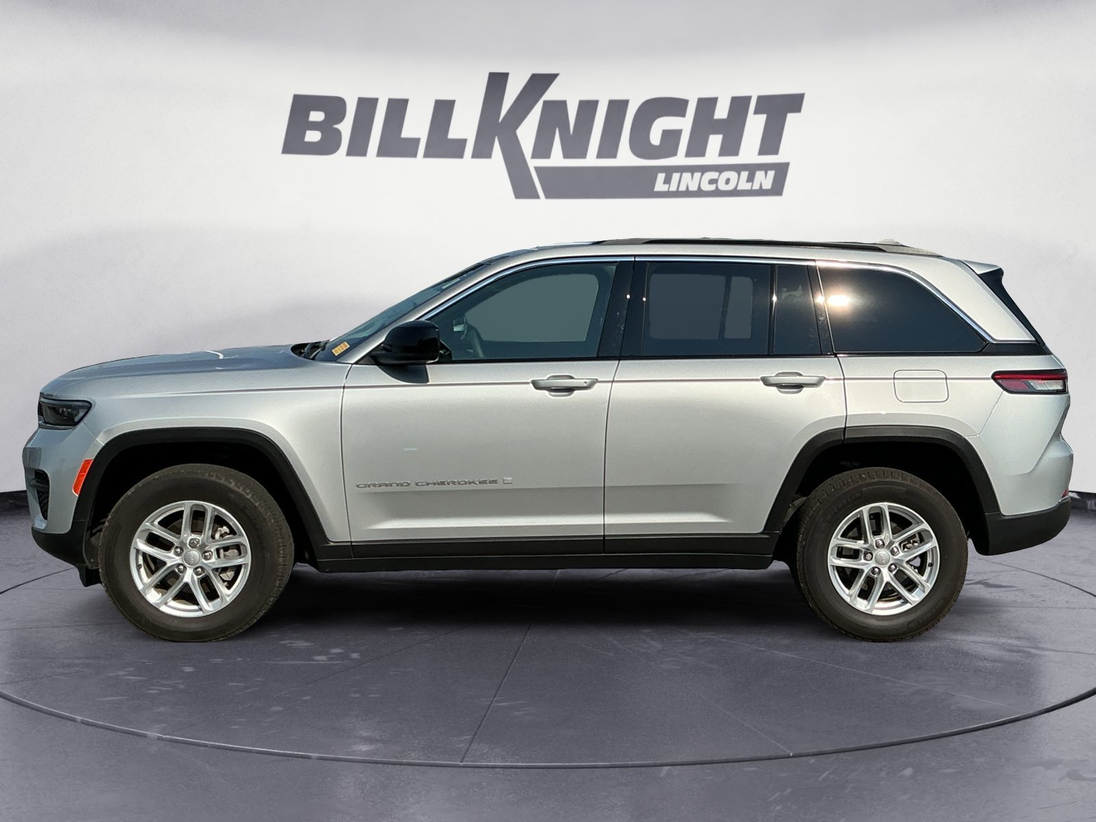 Used 2025 Jeep Grand Cherokee Laredo X w/ Luxury Tech Group I AWD/4WD image 3