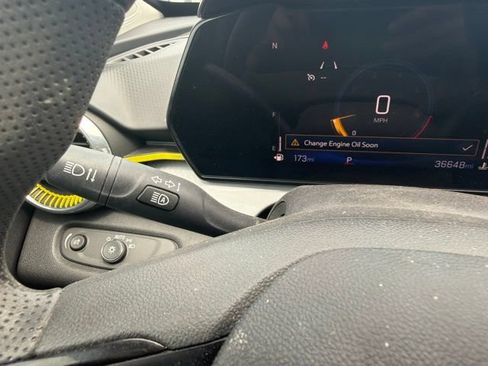 Used 2025 Chevrolet Trax LT FWD image 46