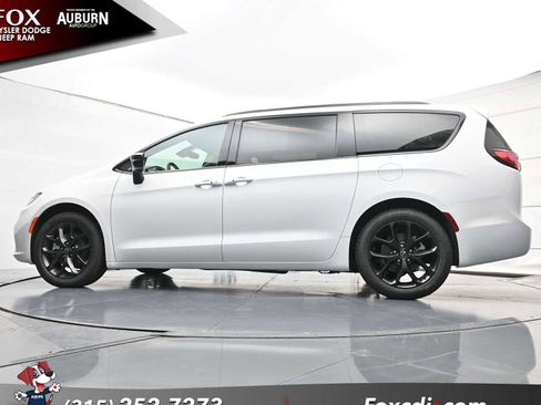 New 2026 Chrysler Pacifica Select image 18