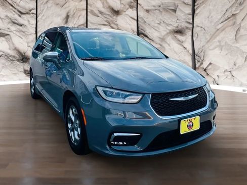 Used 2022 Chrysler Pacifica Limited image 4