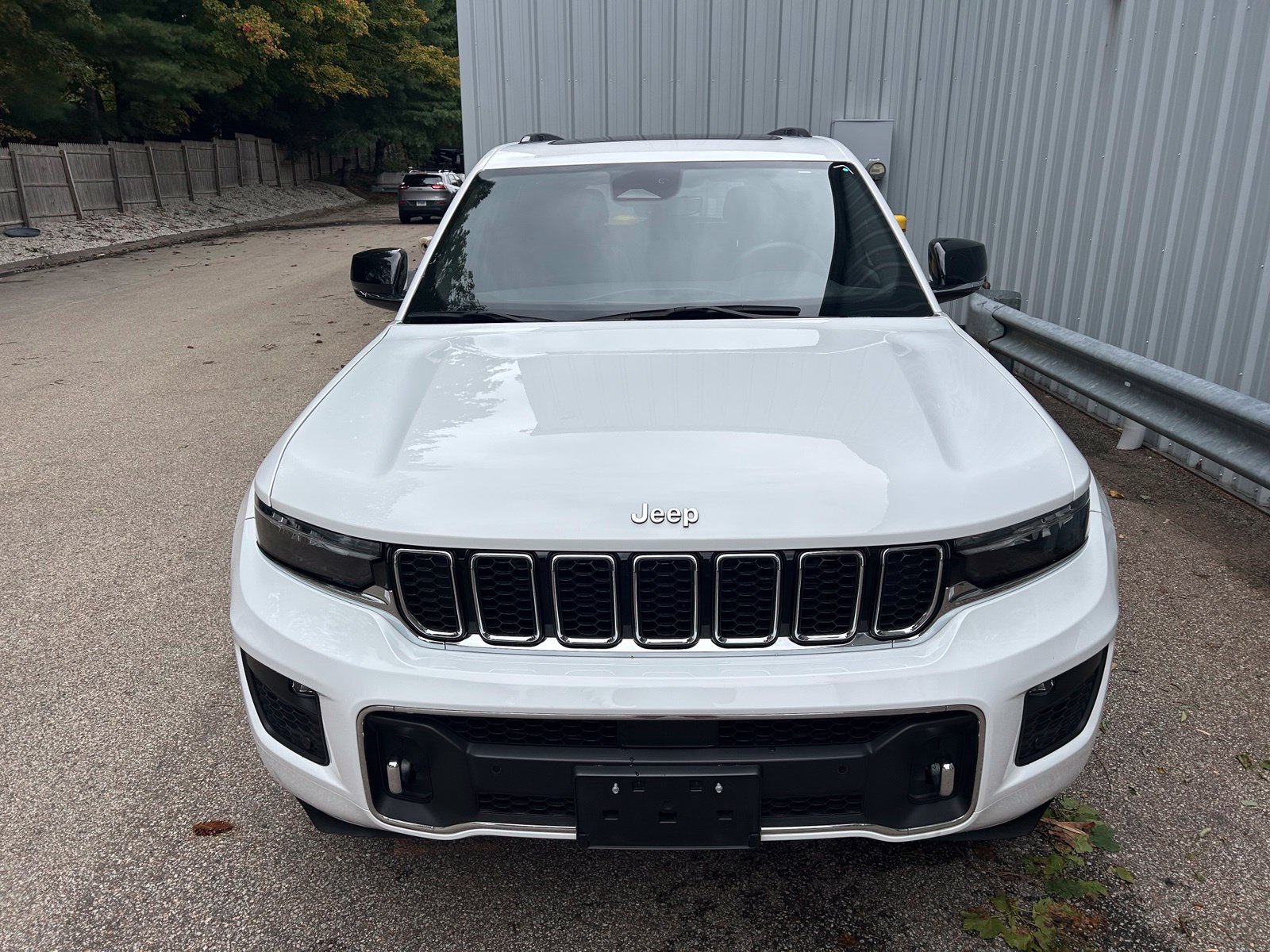Used 2023 Jeep Grand Cherokee Overland AWD/4WD image 2