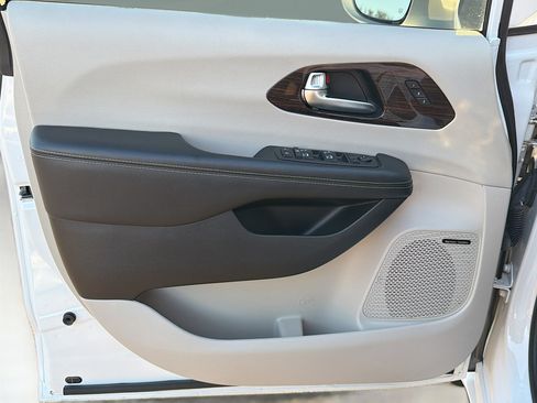 Used 2022 Chrysler Pacifica Limited image 22