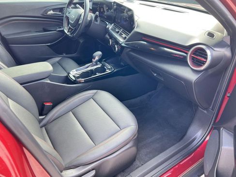 Used 2025 Chevrolet Trax RS w/ Sunroof Package image 31