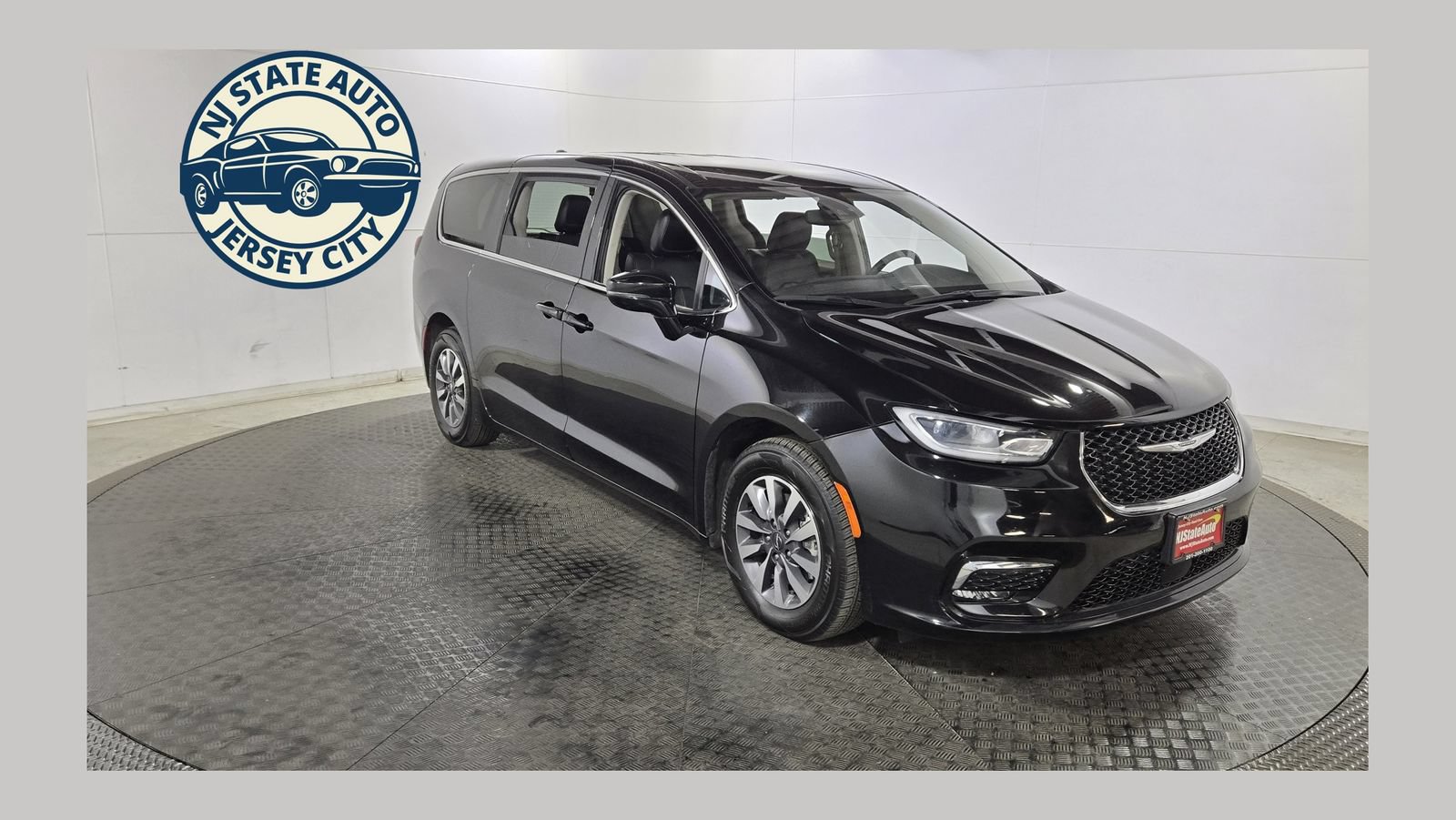Used 2024 Chrysler Pacifica Limited FWD image 1