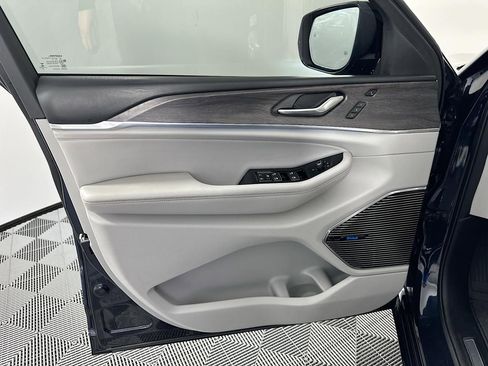 Used 2022 Jeep Grand Cherokee Overland w/ Advanced Protech Group III image 29