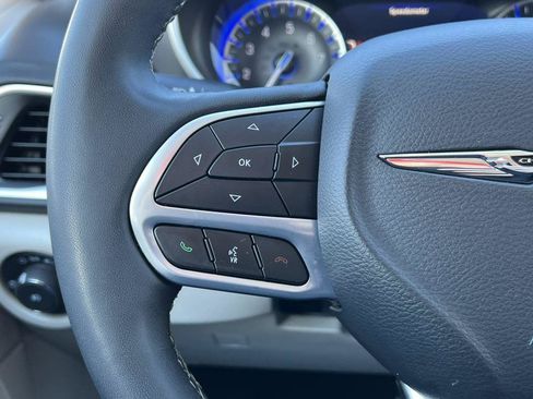 Used 2024 Chrysler Pacifica Touring-L FWD image 19