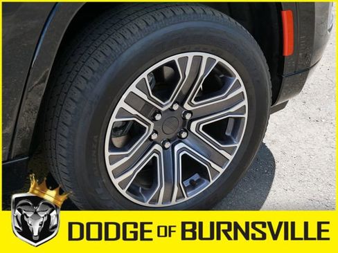Used 2024 Jeep Wagoneer 4WD w/ Premium Group I image 12