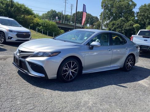 Used 2024 Toyota Camry SE FWD image 3