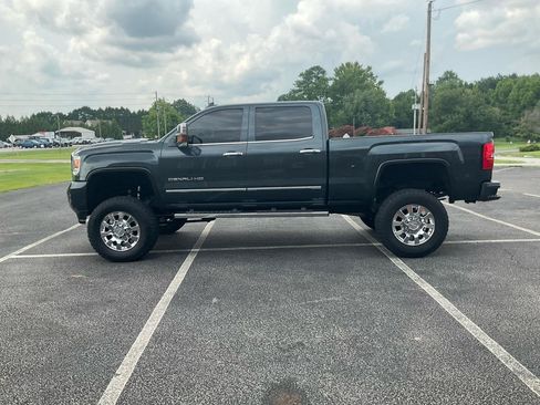 Used 2017 GMC Sierra 2500 Denali w/ Duramax Plus Package AWD/4WD image 11