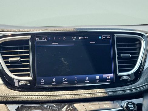 Used 2025 Chrysler Pacifica Limited FWD image 14