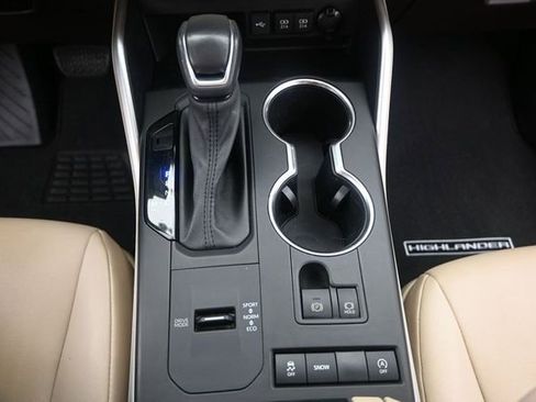 Used 2021 Toyota Highlander XLE FWD image 9