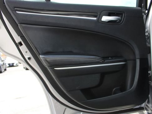 Used 2018 Chrysler 300 S image 8