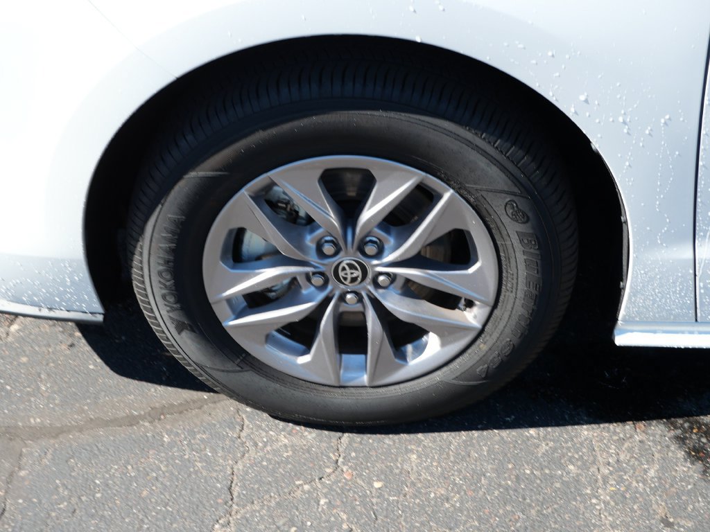 Certified 2026 Toyota Sienna XLE FWD image 8
