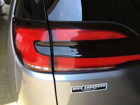 Used 2021 Chrysler Pacifica Touring-L FWD image 18