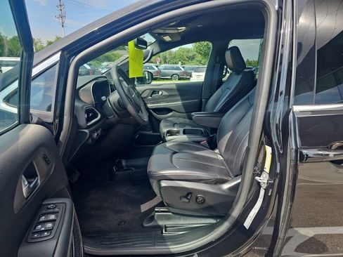 Used 2025 Chrysler Pacifica Select FWD image 9