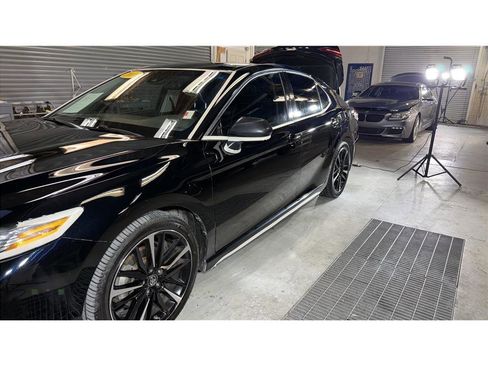 Used 2018 Toyota Camry XSE image 3