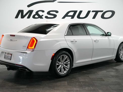 Used 2017 Chrysler 300 Limited RWD image 4