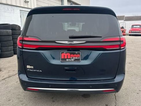Used 2023 Chrysler Pacifica Touring-L image 4