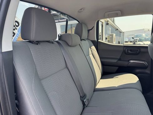 Used 2018 Toyota Tacoma SR5 AWD/4WD image 30