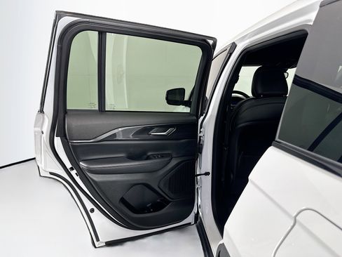 Used 2023 Jeep Grand Cherokee Altitude image 25