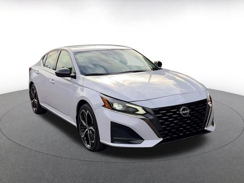 Used 2025 Nissan Altima 2.5 SR FWD image 3